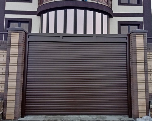Роллетные ворота Алютех серии Prestige со сплошным алюминиевым профилем роликовой прокатки AG/77 с доставкой в Усть-Лабинске 